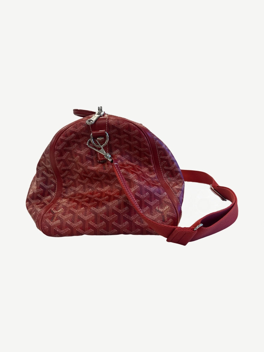 Goyard Boeing 45 red duffle side profile showing chevron canvas, silver hardware zip pull and adjustable strap