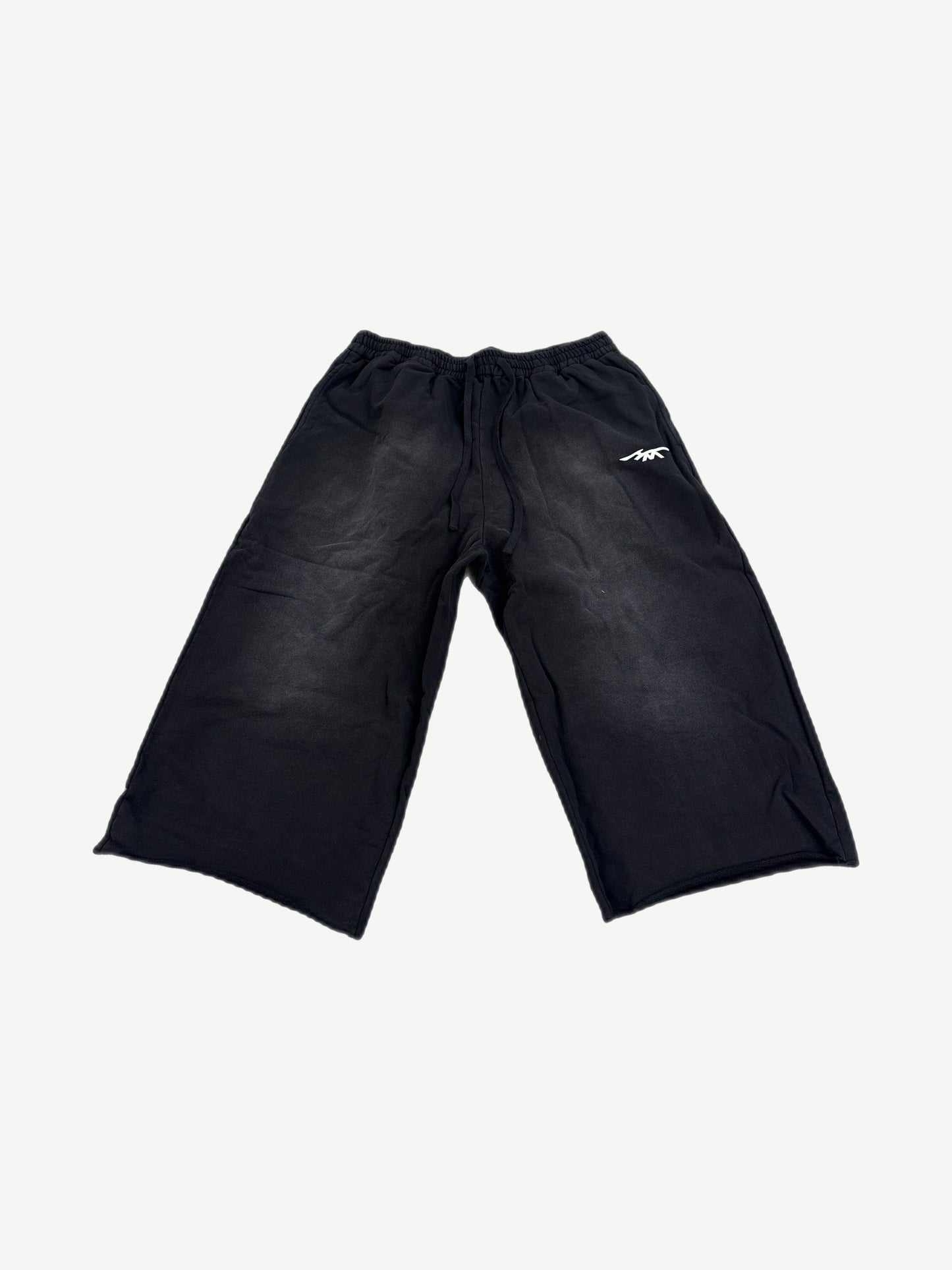 HMDD black Samurai 3/4 sweat shorts, knee-length jersey fleece with side pockets and elastic drawcord waist.