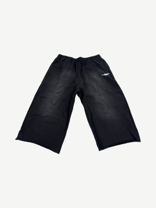HMDD black Samurai 3/4 sweat shorts, knee-length jersey fleece with side pockets and elastic drawcord waist.